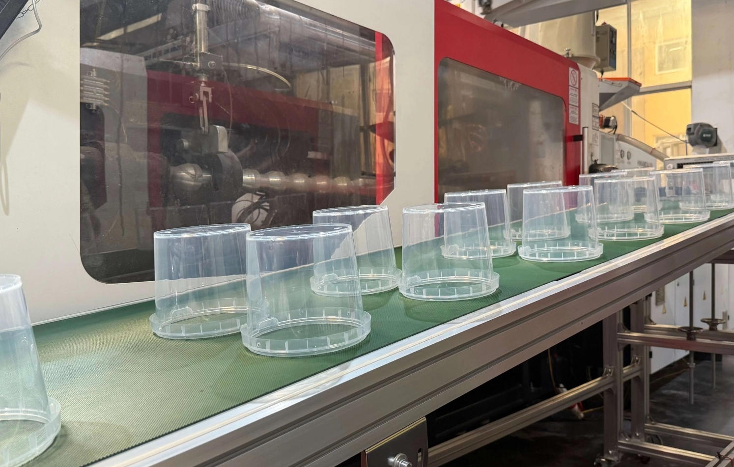 Injection molding production for PP plastic buckets and lids